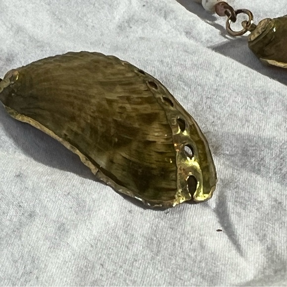 Gold plated dangle shell earrings - Picture 3 of 4